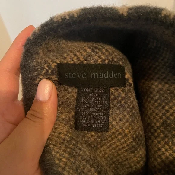 Steve Madden Leopard Beanie - Picture 3 of 4